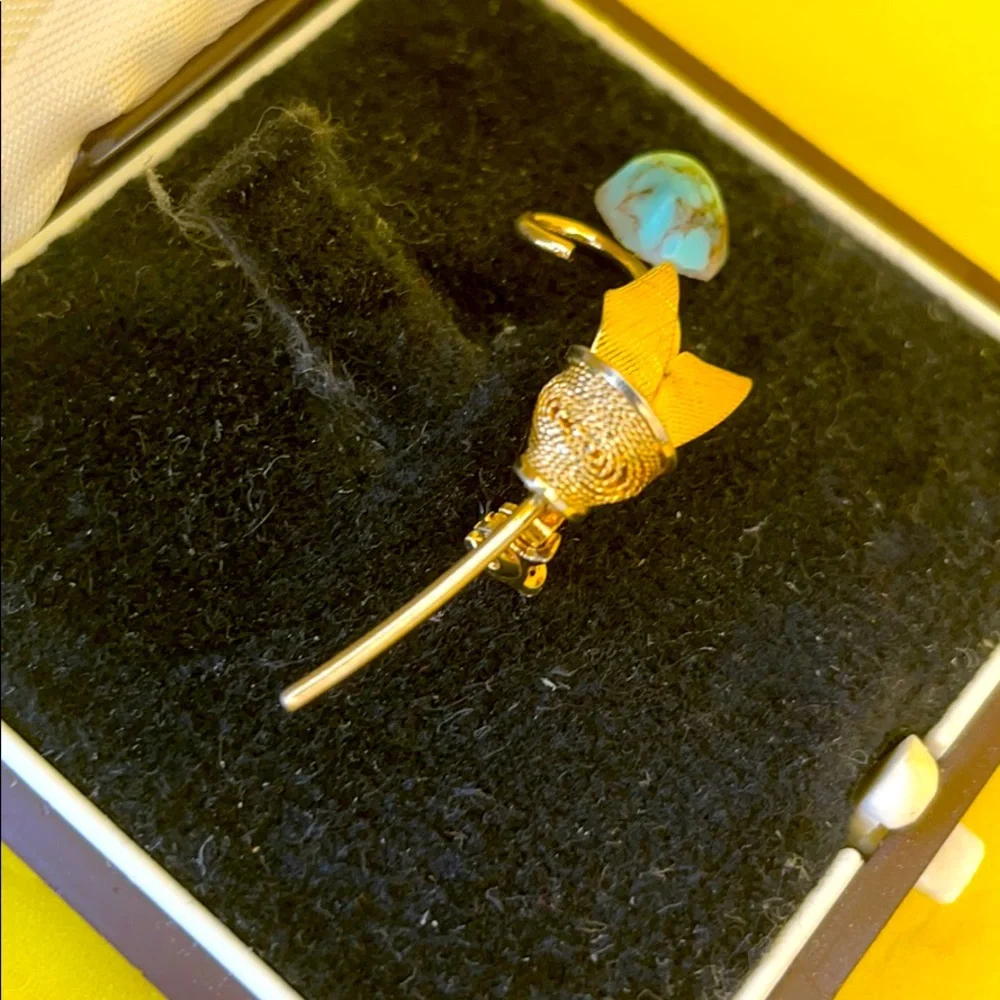 Antique gold brooch with turquoise